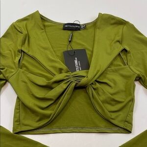 PrettyLittleThing Green Twist Front Cutout Long Sleeve Crop Top Women’s Sz 2